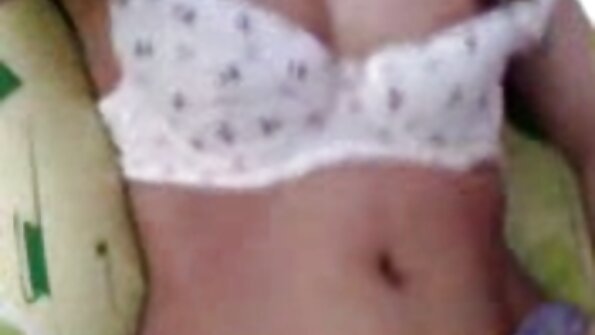 Lühikese soenguga kallis hoor imiteerib porno cosplay kliendiga seksides.