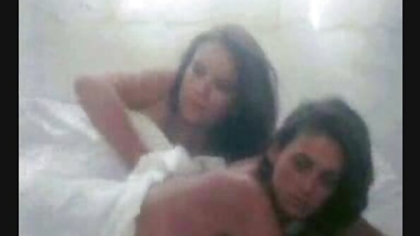 Andis ilusale tüdrukule nahast aluspüksid seksimiseks kanda.