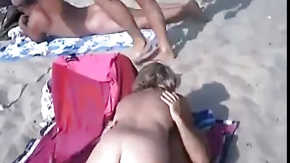Blond on põlvili ja imeb mehe riista sügavalt.