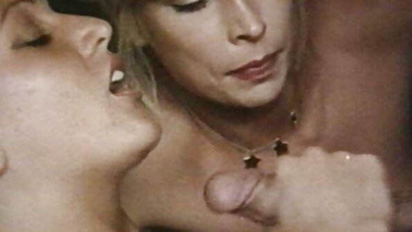 Suitsetav silikoonudaraga prostituut imeb kukke.