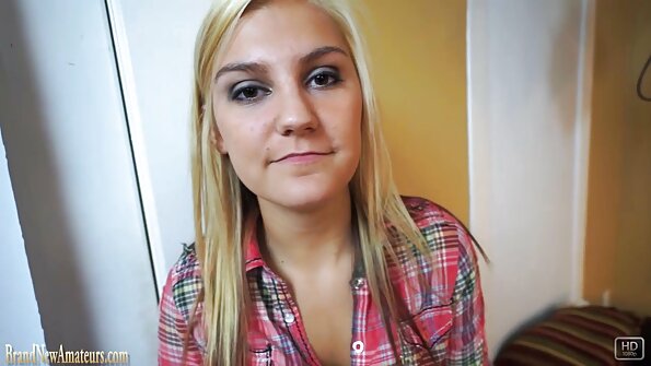 Silikoonrindadega blondiin tunnistas oma onaneerivat abikaasat nähes oma süüd täielikult ja täielikult.