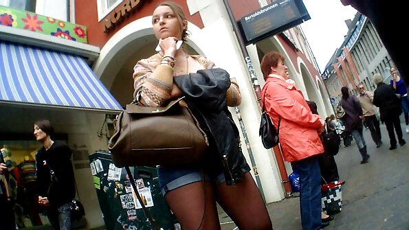 Mitte sõnades, vaid tegudes: linnapeaks pürgiv brünett lubas valijatele täielikku juurdepääsu oma vitsale.