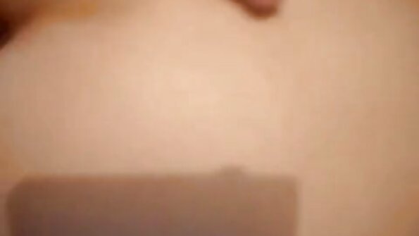 Andis valves orgasmi kõhnale väikeste tissidega emotüdrukule