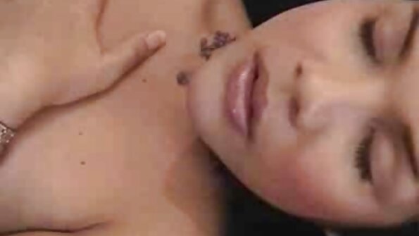 POV suhu? Seksikas ja glamuurne brünett ei keeldu, kui sa teda pärast kiisu imemist keppid.