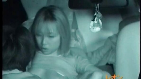 Rinnaka blondiini kiisu heakskiitmine porno castingu ajal.