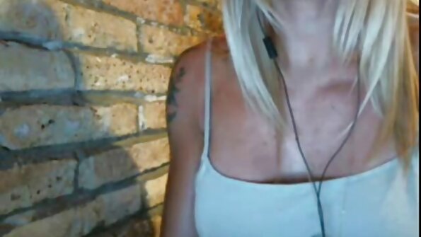 Küps naine aitab noort tüdrukut BDSM meelelahutusega.