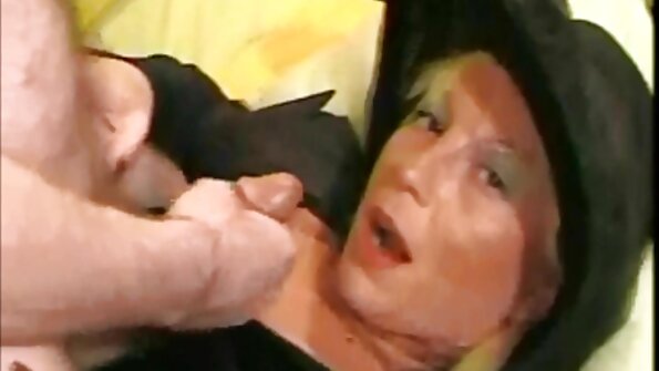 Lavastatud video tippmodell Anna Furiosaga (Anna Furiosa), kes oli sunnitud vägisi suhu tegema.