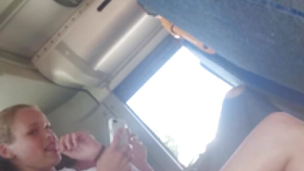 Seksikat silikoonrindadega tibi kasutatakse mitte ainult autos oma kuradi riista masturbeerimiseks.