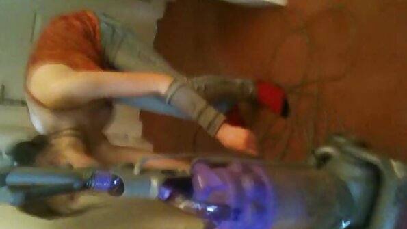 Sihvaka brüneti jäigalt istutamine sukkadesse suurde võrku läbi aluspükste.