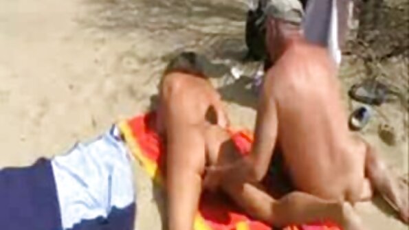 Riietatud küps milf koos karvase tussiga oli anaalseksi oma mehega.