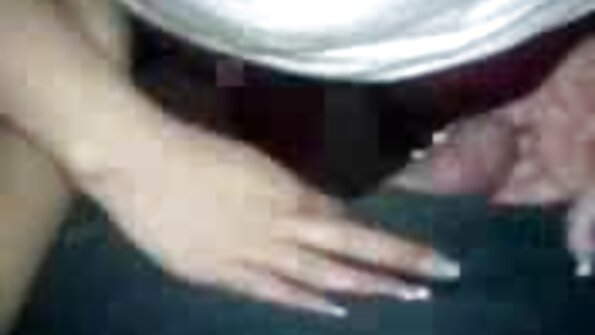 Cumshot sees petite kullake raseeritud pubis.