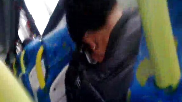 Tõeline orgasm väikeste tissidega alasti blondiini duši all.