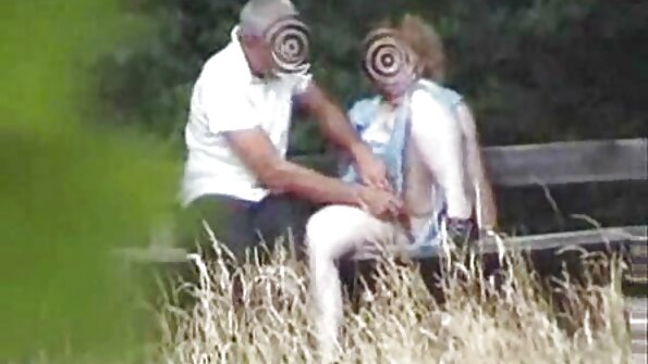 Põlevalt punaseks värvitud kõhn tüdruk loodab oma armastatud kutiga kirglikumat ja karmimat seksi.