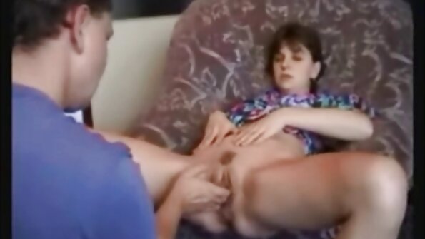 Võrksukkides küps blondiin noomis kallimat, et ta ajab teda harva persse.