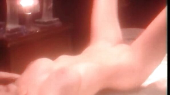 Poiss levitas oma naise anaalseksi ja istutas liikme tema kõhnasse tagumikku.