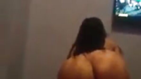 Oma tagumikku tellis pisikeste tissidega blondiin tohutu dildo.