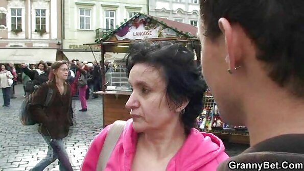 Cumshot vene mudeli tagumikul kahe punutud patsiga.