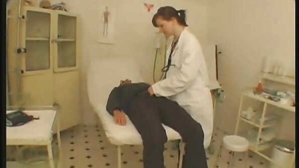 Hobusesabaga vene tüdruku lähivõte suhu ja neelamine looduses.
